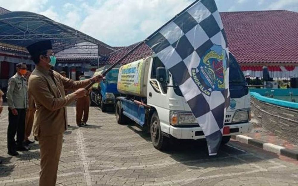 Bupati Bangkalan melepas mobil tangki air yang akan menyalurkan air bersih ke 85 desa di 13 kecamatan yang mengalami kekeringan. SP/BO